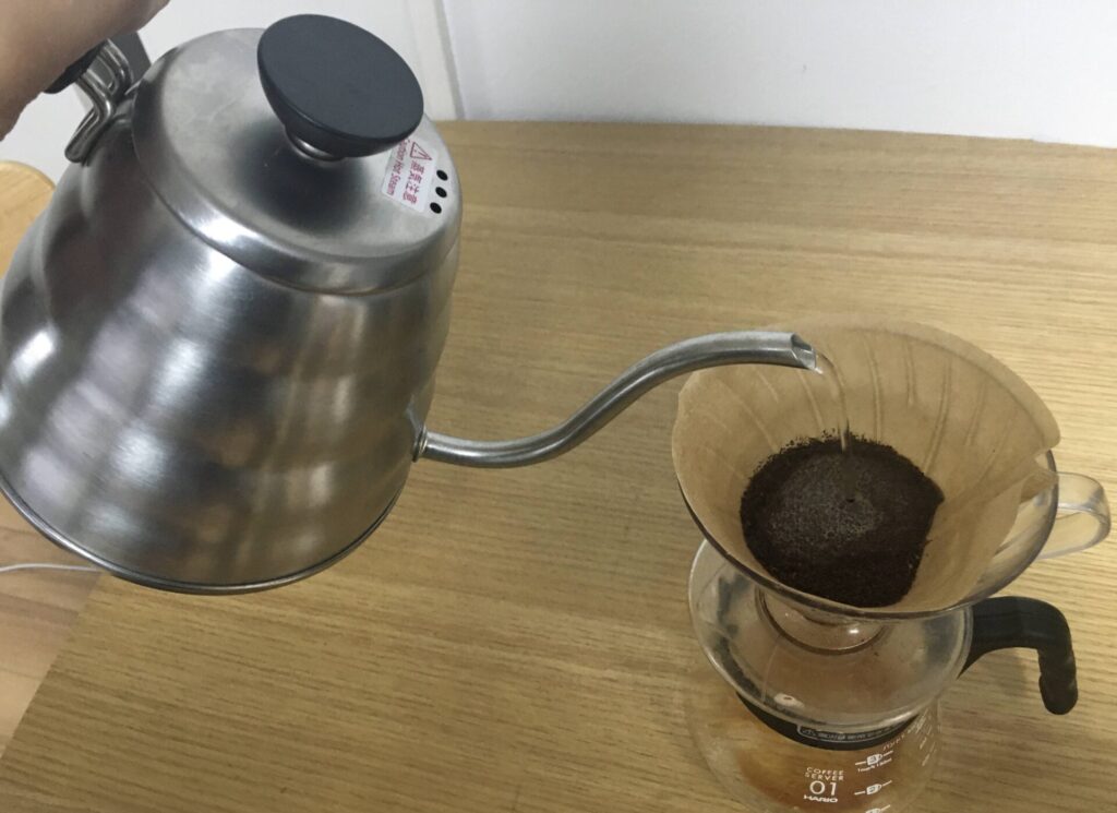 すっきりしたコーヒーを飲みたい人におすすめドリップケトル！ハリオのヴォーノ - コーヒーおたく.com